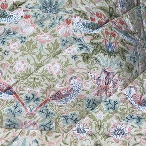 Like new William Morris Strawberry Thief queen  comforter